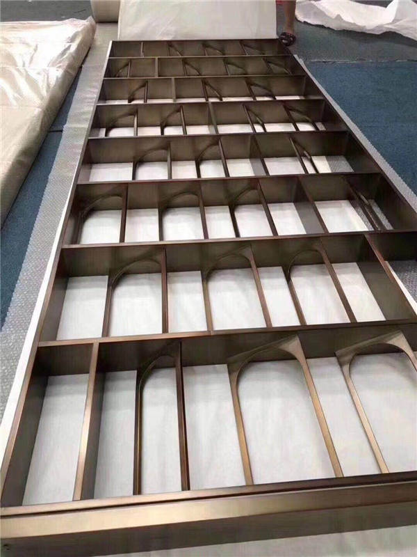 ���P����L����